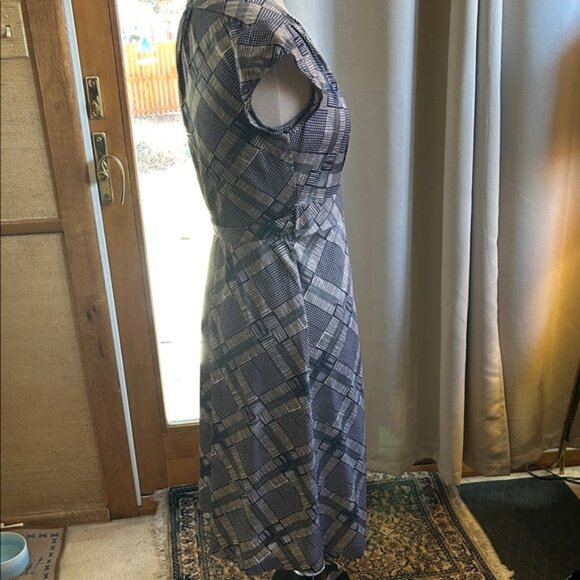 Elegant Black and White Wrap Dress - Picture 6 of 11